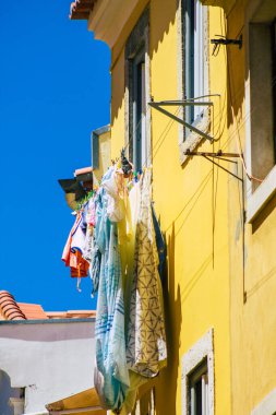 Lizbon 1 Ağustos 2020 Lizbon, Lizbon 'un şehir merkezindeki tarihi binaların klasik ön cephesi, tepe kıyı başkenti Portekiz ve Avrupa' nın en eski şehirlerinden biri.