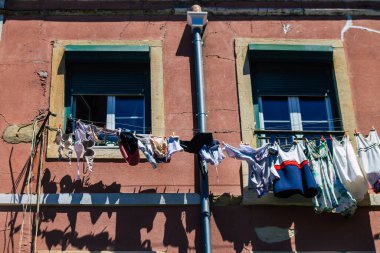 Lizbon 1 Ağustos 2020 Lizbon, Lizbon 'un şehir merkezindeki tarihi binaların klasik ön cephesi, tepe kıyı başkenti Portekiz ve Avrupa' nın en eski şehirlerinden biri.