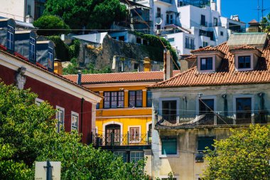 Lizbon 1 Ağustos 2020 Lizbon, Lizbon 'un şehir merkezindeki tarihi binaların klasik ön cephesi, tepe kıyı başkenti Portekiz ve Avrupa' nın en eski şehirlerinden biri.