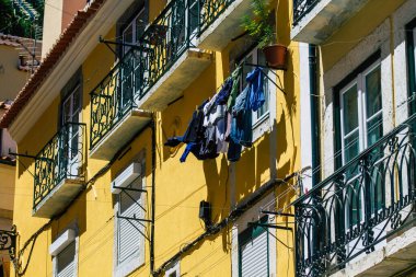 Lizbon 1 Ağustos 2020 Lizbon, Lizbon 'un şehir merkezindeki tarihi binaların klasik ön cephesi, tepe kıyı başkenti Portekiz ve Avrupa' nın en eski şehirlerinden biri.