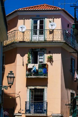 Lizbon 1 Ağustos 2020 Lizbon, Lizbon 'un şehir merkezindeki tarihi binaların klasik ön cephesi, tepe kıyı başkenti Portekiz ve Avrupa' nın en eski şehirlerinden biri.