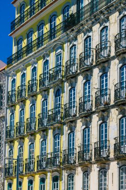 Lizbon 1 Ağustos 2020 Lizbon, Lizbon 'un şehir merkezindeki tarihi binaların klasik ön cephesi, tepe kıyı başkenti Portekiz ve Avrupa' nın en eski şehirlerinden biri.