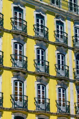 Lizbon 1 Ağustos 2020 Lizbon, Lizbon 'un şehir merkezindeki tarihi binaların klasik ön cephesi, tepe kıyı başkenti Portekiz ve Avrupa' nın en eski şehirlerinden biri.