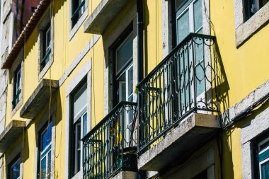 Lizbon 1 Ağustos 2020 Lizbon, Lizbon 'un şehir merkezindeki tarihi binaların klasik ön cephesi, tepe kıyı başkenti Portekiz ve Avrupa' nın en eski şehirlerinden biri.