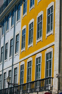 Lizbon 1 Ağustos 2020 Lizbon, Lizbon 'un şehir merkezindeki tarihi binaların klasik ön cephesi, tepe kıyı başkenti Portekiz ve Avrupa' nın en eski şehirlerinden biri.