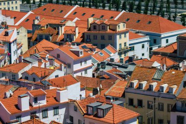 Lizbon 1 Ağustos 2020 Lizbon kıyı başkenti Lizbon 'un merkezindeki tarihi binaların çatısı ve Avrupa' nın en eski kentlerinden biri.