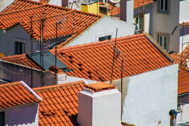 Lizbon 1 Ağustos 2020 Lizbon kıyı başkenti Lizbon 'un merkezindeki tarihi binaların çatısı ve Avrupa' nın en eski kentlerinden biri.