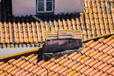 Lizbon 1 Ağustos 2020 Lizbon kıyı başkenti Lizbon 'un merkezindeki tarihi binaların çatısı ve Avrupa' nın en eski kentlerinden biri.