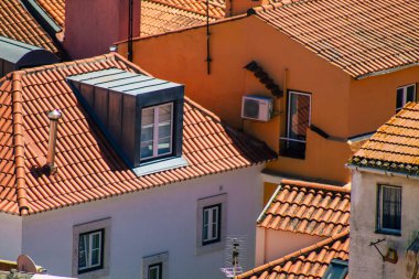 Lizbon 1 Ağustos 2020 Lizbon kıyı başkenti Lizbon 'un merkezindeki tarihi binaların çatısı ve Avrupa' nın en eski kentlerinden biri.