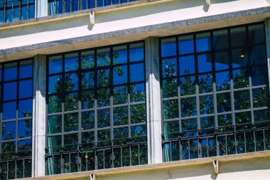 Lizbon 1 Ağustos 2020 Lizbon, Portekiz 'in dağlık kıyı başkenti Lizbon' un merkezindeki modern binaların cephesi ve Avrupa 'nın en eski şehirlerinden biri.