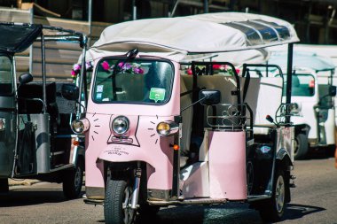 Lizbon 1 Ağustos 2020 'de Lizbon' un dağlık kıyı başkenti Portekiz ve Avrupa 'nın en eski şehirlerinden biri olan Lizbon sokaklarından geçen turistler için bir tuk manzarası