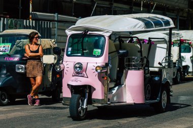 Lizbon 1 Ağustos 2020 'de Lizbon' un dağlık kıyı başkenti Portekiz ve Avrupa 'nın en eski şehirlerinden biri olan Lizbon sokaklarından geçen turistler için bir tuk manzarası