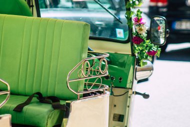 Lizbon 1 Ağustos 2020 'de Lizbon' un dağlık kıyı başkenti Portekiz ve Avrupa 'nın en eski şehirlerinden biri olan Lizbon sokaklarından geçen turistler için bir tuk manzarası