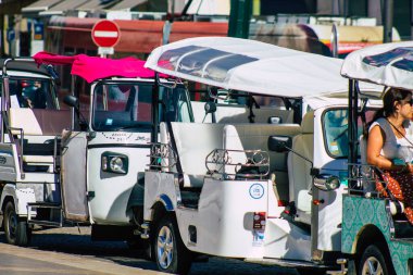 Lizbon 1 Ağustos 2020 'de Lizbon' un dağlık kıyı başkenti Portekiz ve Avrupa 'nın en eski şehirlerinden biri olan Lizbon sokaklarından geçen turistler için bir tuk manzarası