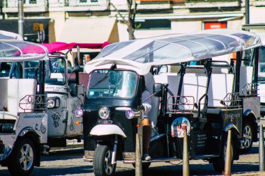 Lizbon 1 Ağustos 2020 'de Lizbon' un dağlık kıyı başkenti Portekiz ve Avrupa 'nın en eski şehirlerinden biri olan Lizbon sokaklarından geçen turistler için bir tuk manzarası