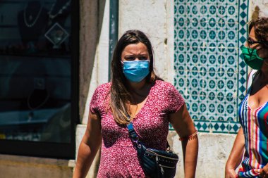 Lizbon 1 Ağustos 2020 'de Portekiz' in başkenti Lizbon 'un tarihi sokaklarında yürüyen koronavirüsten kendilerini korumak için maske takan kimliği belirsiz yayalara baktık.