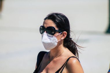 Lizbon 1 Ağustos 2020 'de Portekiz' in başkenti Lizbon 'un tarihi sokaklarında yürüyen koronavirüsten kendilerini korumak için maske takan kimliği belirsiz yayalara baktık.