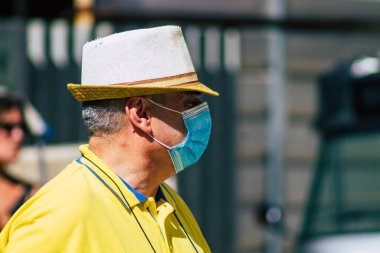 Lizbon 1 Ağustos 2020 'de Portekiz' in başkenti Lizbon 'un tarihi sokaklarında yürüyen koronavirüsten kendilerini korumak için maske takan kimliği belirsiz yayalara baktık.