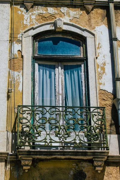 葡萄牙里斯本2020年8月1日位于葡萄牙沿海山区首府里斯本市中心的古代历史建筑经典立面景观 也是欧洲最古老的城市之一 — 图库照片