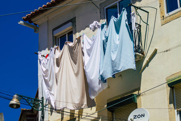 Лиссабон Португалия 01 августа 2020 г. Вид на классический фасад старинных исторических зданий в центре Лиссабона, холмистой прибрежной столицы Португалии и одного из старейших городов Европы