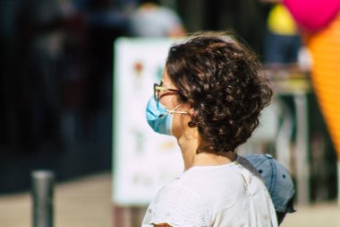 Lizbon 1 Ağustos 2020 'de Portekiz' in başkenti Lizbon 'un tarihi sokaklarında yürüyen koronavirüsten kendilerini korumak için maske takan kimliği belirsiz yayalara baktık.