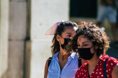 Lizbon 1 Ağustos 2020 'de Portekiz' in başkenti Lizbon 'un tarihi sokaklarında yürüyen koronavirüsten kendilerini korumak için maske takan kimliği belirsiz yayalara baktık.