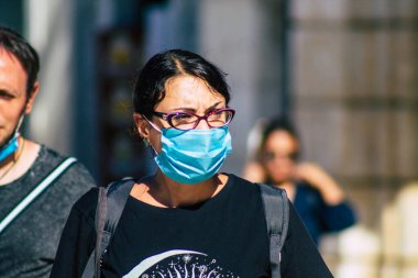 Lizbon 1 Ağustos 2020 'de Portekiz' in başkenti Lizbon 'un tarihi sokaklarında yürüyen koronavirüsten kendilerini korumak için maske takan kimliği belirsiz yayalara baktık.