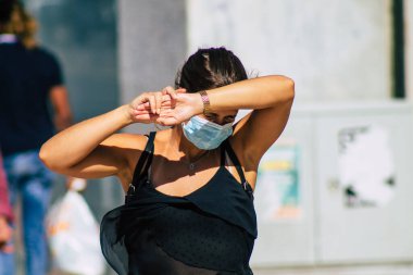 Lizbon 1 Ağustos 2020 'de Portekiz' in başkenti Lizbon 'un tarihi sokaklarında yürüyen koronavirüsten kendilerini korumak için maske takan kimliği belirsiz yayalara baktık.