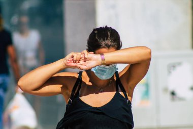 Lizbon 1 Ağustos 2020 'de Portekiz' in başkenti Lizbon 'un tarihi sokaklarında yürüyen koronavirüsten kendilerini korumak için maske takan kimliği belirsiz yayalara baktık.