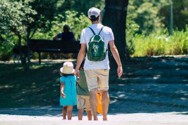 Lizbon 1 Ağustos 2020. Lizbon, Portekiz 'in dağlık kıyı başkenti ve Avrupa' nın en eski şehirlerinden biri olan Lizbon şehir merkezinin sokaklarında yürüyen tanımlanamayan yayalara bakınız.