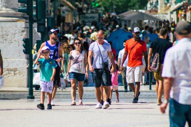 Lizbon 1 Ağustos 2020. Lizbon, Portekiz 'in dağlık kıyı başkenti ve Avrupa' nın en eski şehirlerinden biri olan Lizbon şehir merkezinin sokaklarında yürüyen tanımlanamayan yayalara bakınız.