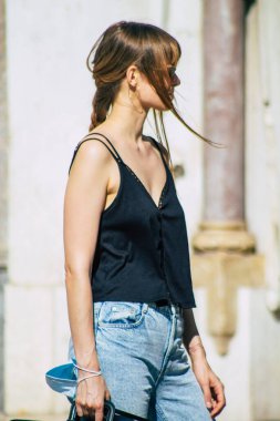 Lizbon 1 Ağustos 2020. Lizbon, Portekiz 'in dağlık kıyı başkenti ve Avrupa' nın en eski şehirlerinden biri olan Lizbon şehir merkezinin sokaklarında yürüyen tanımlanamayan yayalara bakınız.