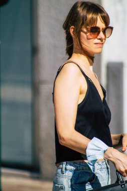 Lizbon 1 Ağustos 2020. Lizbon, Portekiz 'in dağlık kıyı başkenti ve Avrupa' nın en eski şehirlerinden biri olan Lizbon şehir merkezinin sokaklarında yürüyen tanımlanamayan yayalara bakınız.