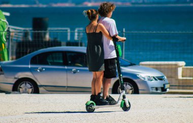 Lizbon Portekiz 01 Ağustos 2020 Lizbon sokaklarında elektrikli scooterla dolaşan kimliği belirsiz insanların görüntüsü, küçük bir iç yanmalı motorlar ve merkezde bir güverte ile çalışıyor.