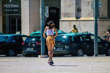 Lizbon Portekiz 01 Ağustos 2020 Lizbon sokaklarında elektrikli scooterla dolaşan kimliği belirsiz insanların görüntüsü, küçük bir iç yanmalı motorlar ve merkezde bir güverte ile çalışıyor.