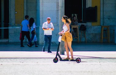 Lizbon Portekiz 01 Ağustos 2020 Lizbon sokaklarında elektrikli scooterla dolaşan kimliği belirsiz insanların görüntüsü, küçük bir iç yanmalı motorlar ve merkezde bir güverte ile çalışıyor.