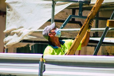 Lizbon 1 Ağustos 2020 Lizbon, Portekiz 'in dağlık kıyı başkenti ve Avrupa' nın en eski şehirlerinden biri olan Lizbon şehir merkezindeki kimliği belirsiz işçilere bakılıyor.