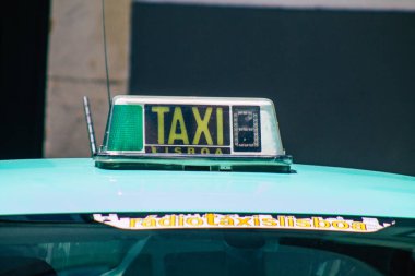 Lizbon 1 Ağustos 2020. Lizbon, Portekiz 'in dağlık başkenti Lizbon sokaklarına park etmiş yolcular için bir taksi görüntüsü ve Avrupa' nın en eski ve çarpıcı şehirlerinden biri.