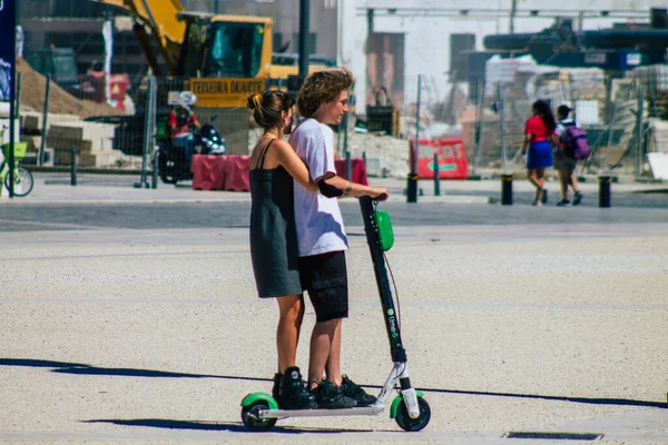 Lisabon Portugalsko Srpen 2020 Pohled Neidentifikované Osoby Jedoucí Elektrickým Skútrem — Stock fotografie