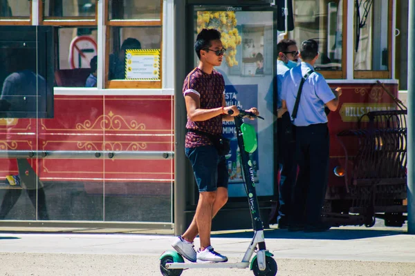 Lisboa Portugal Agosto 2020 Vista Personas Identificadas Rodando Con Scooter —  Fotos de Stock