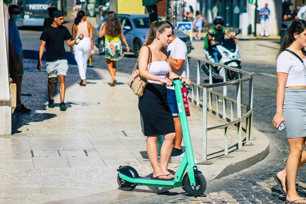 Лиссабон Португалия Августа 2020 Вид Неопознанных Людей Катающихся Электрическом Скутере — стоковое фото