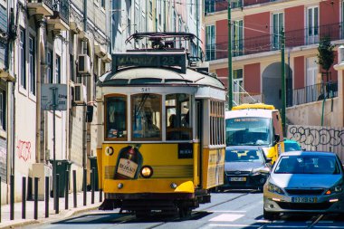 Lizbon 1 Ağustos 2020. Portekiz, Portekiz 'in kıyı başkenti Lizbon' un sokaklarında ve toplu taşıma sisteminde seyahat eden yolcular için geleneksel eski bir elektrikli tramvay manzarası.