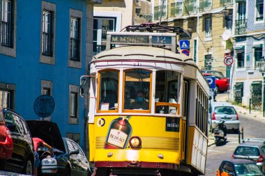 Lizbon 1 Ağustos 2020. Portekiz, Portekiz 'in kıyı başkenti Lizbon' un sokaklarında ve toplu taşıma sisteminde seyahat eden yolcular için geleneksel eski bir elektrikli tramvay manzarası.