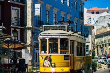 Lizbon 1 Ağustos 2020. Portekiz, Portekiz 'in kıyı başkenti Lizbon' un sokaklarında ve toplu taşıma sisteminde seyahat eden yolcular için geleneksel eski bir elektrikli tramvay manzarası.