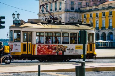 Lizbon 1 Ağustos 2020. Portekiz, Portekiz 'in kıyı başkenti Lizbon' un sokaklarında ve toplu taşıma sisteminde seyahat eden yolcular için geleneksel eski bir elektrikli tramvay manzarası.