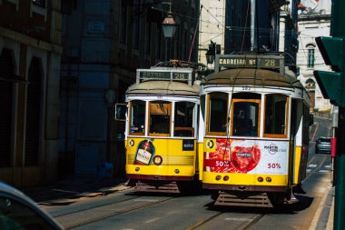 Lizbon 1 Ağustos 2020. Portekiz, Portekiz 'in kıyı başkenti Lizbon' un sokaklarında ve toplu taşıma sisteminde seyahat eden yolcular için geleneksel eski bir elektrikli tramvay manzarası.