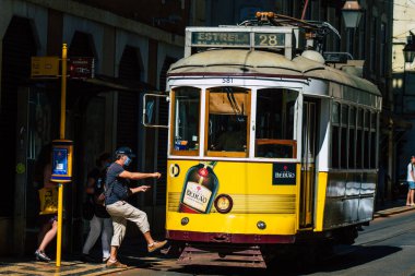 Lizbon 1 Ağustos 2020. Portekiz, Portekiz 'in kıyı başkenti Lizbon' un sokaklarında ve toplu taşıma sisteminde seyahat eden yolcular için geleneksel eski bir elektrikli tramvay manzarası.