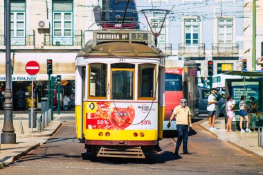 Lizbon 1 Ağustos 2020. Portekiz, Portekiz 'in kıyı başkenti Lizbon' un sokaklarında ve toplu taşıma sisteminde seyahat eden yolcular için geleneksel eski bir elektrikli tramvay manzarası.