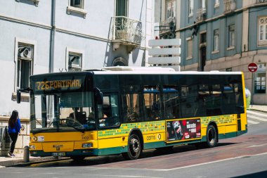 Lizbon 1 Ağustos 2020 'de Lizbon' un dağlık kıyı başkenti Portekiz ve Avrupa 'nın en eski şehirlerinden biri olan Lizbon sokaklarında seyahat eden yolcular için geleneksel bir belediye otobüsü görüldü.