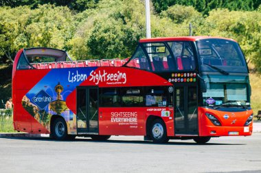 Lizbon 1 Ağustos 2020 'de Lizbon' un dağlık kıyı başkenti Portekiz ve Avrupa 'nın en eski şehirlerinden biri olan Lizbon sokaklarından geçen yolcular için bir turist otobüsü görüldü.